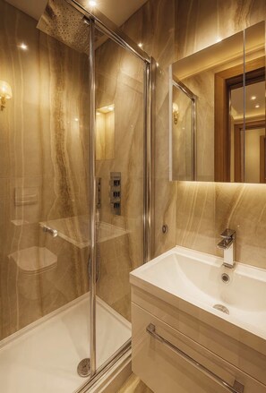 Haartrockner, Bidet, Handtücher, Seife