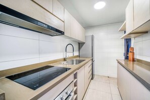 Fridge, microwave, stovetop, toaster - Thayer Home Apartment W/ Wifi near Costanera Center (Providencia)