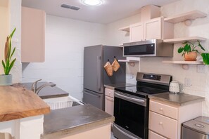 Jääkaappi, mikroaaltouuni, uuni, liesi