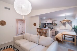 Televisio, kirjoja, tietokoneen näyttö, tulostin