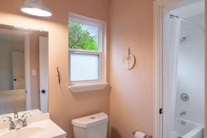 Hiustenkuivaaja, pyyhkeet, saippua, sampoo