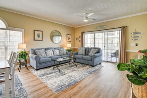 Living area - 2-bedroom, 2 bath condo with golf course and pool view in Myrtle Beach (Myrtle Beach)