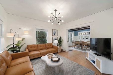 TV, offices. Spacious 5BR Sunlit Craftsman - 5BD/2BA - Arcade