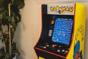 Ein Pac-Man Spielautomat mit digitaler Punktanzeige, Joystick und Tasten.
