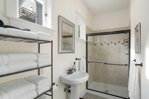 Een douche, een haardroger, shampoo