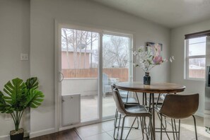Dining - Pitt Paradise: Pet-Friendly Oasis - An Irvie Home (Albuquerque)