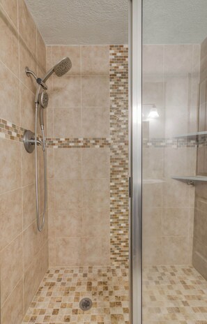 Shower, hair dryer, towels, shampoo - Pitt Paradise: Pet-Friendly Oasis - An Irvie Home (Albuquerque)