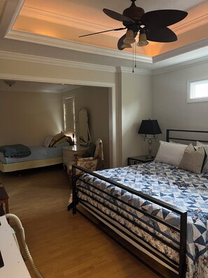 3 habitaciones, tabla de planchar con plancha, wifi y ropa de cama 