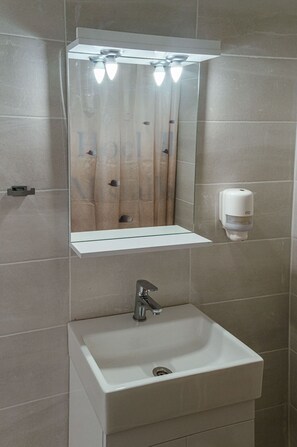 Bathroom - Hotel-mistral Aegina (Aegina)