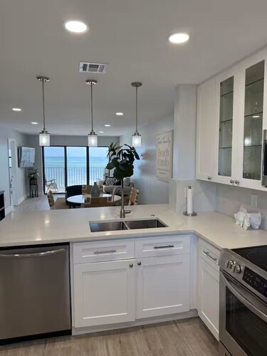 Oceanfront Renovated 2BR, Heated Pools, Pickleball, secluded Hutchinson Island