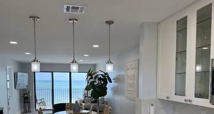 Oceanfront Renovated 2BR, Heated Pools, Pickleball, secluded Hutchinson Island