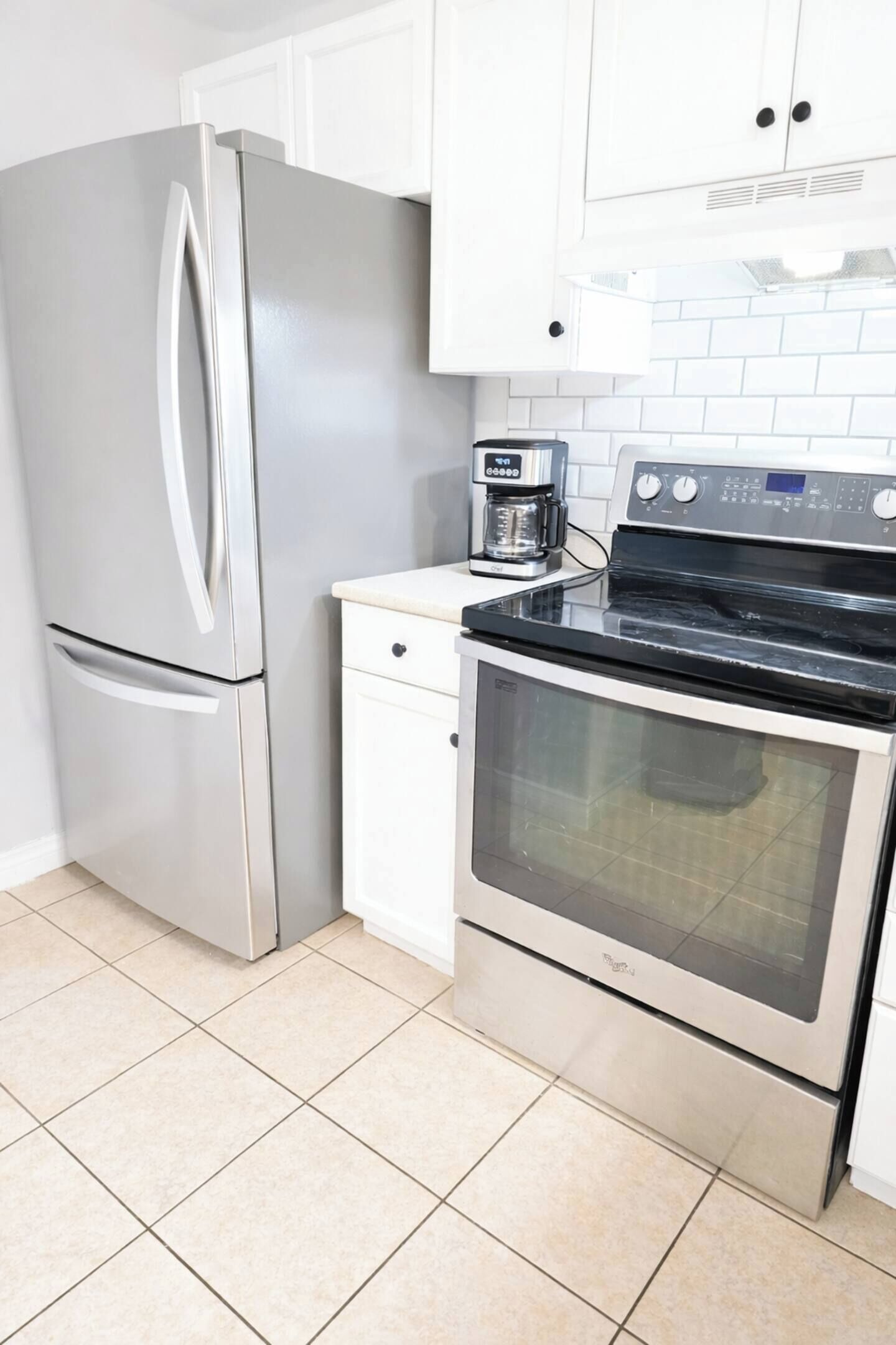 Geladeira, micro-ondas, fogão, cooktop