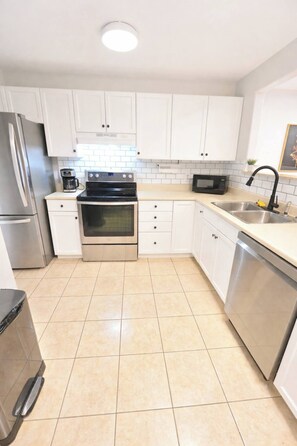 Unclassified image, 5 of 12, button - Downtown /Dog Friendly / Parking (Saint John)