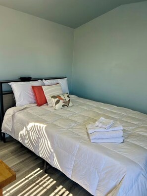 1 bedroom, Internet, bed sheets - Country Cove-tiny house…quiet, cozy, close enough (Naylor)