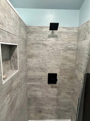 Toallas, jabón, papel de baño 