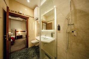 Premium Quadruple Room, Balcony, Park View | Bathroom | Shower, hair dryer, slippers, towels - 49 Park Villa (Beograd)