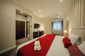 Chambre supérieure double, 1 très grand lit et 1 canapé-lit | Literie de qualité, couette en duvet, minibar, coffre-fort