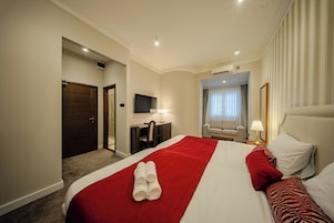 Ropa de cama de alta calidad, cubrecamas y minibar