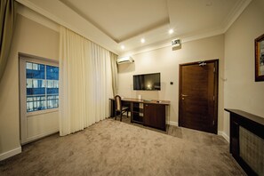 Chambre double, vue sur la ville | Literie de qualité, couette en duvet, minibar, coffre-fort