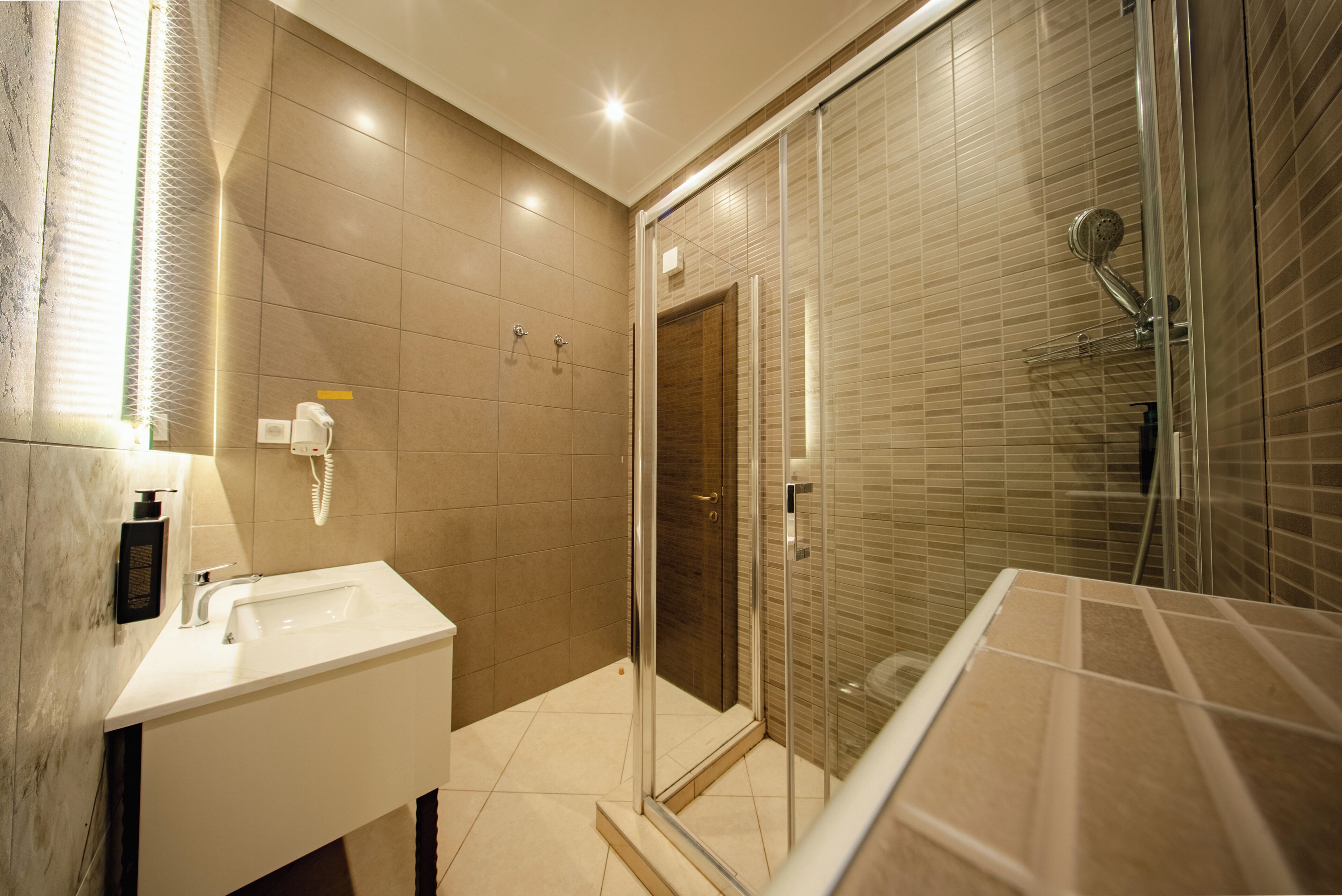 슈피리어 더블룸, 킹사이즈침대 1개 및 소파베드 | 욕실 | 샤워 시설, 헤어드라이어, 슬리퍼, 타월