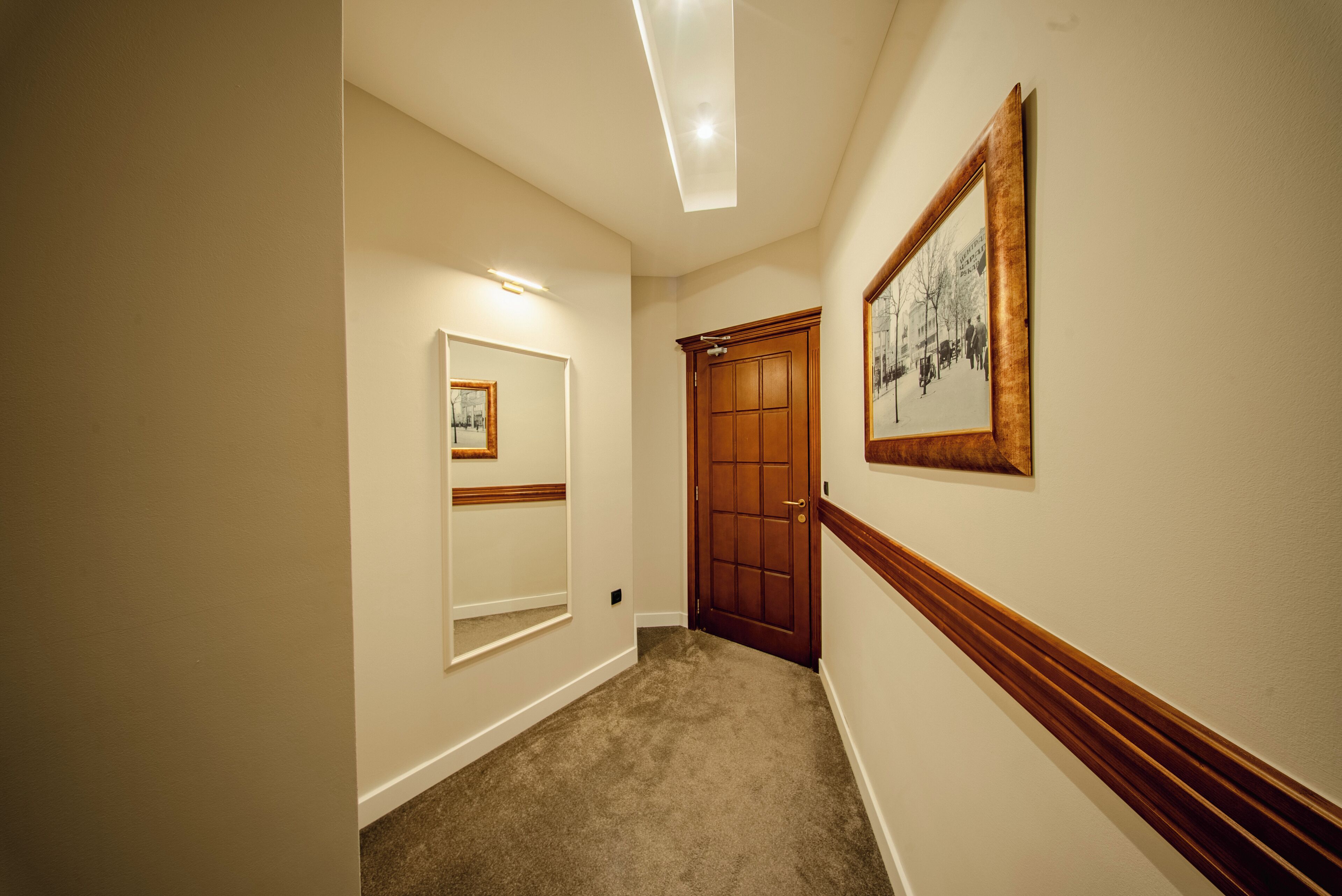 Premium vierpersoonskamer, balkon, uitzicht op park | Luxe beddengoed, donzen dekbedden, een minibar, een kluis op de kamer