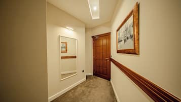 Premium vierpersoonskamer, balkon, uitzicht op park | Luxe beddengoed, donzen dekbedden, een minibar, een kluis op de kamer