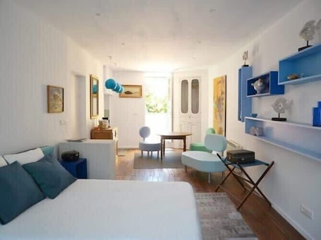 1 bedroom, iron/ironing board, travel crib, WiFi. Luxurious Suite w/ Private Terrace in Dun-le-Palestel