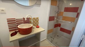Bathroom - Les Matous Suite, with children's play area (Dun-le-Palestel)