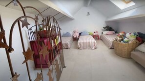 Room - Les Matous Suite, with children's play area (Dun-le-Palestel)