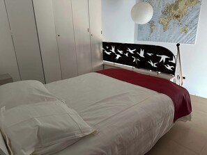 1 bedroom, travel crib, WiFi, bed sheets - Tiny Loft with Garden View & Free Parking (Dun-le-Palestel)