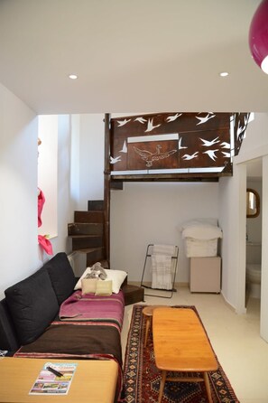 Interior - Tiny Loft with Garden View & Free Parking (Dun-le-Palestel)