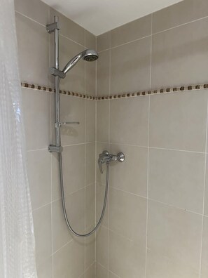 Douche, sĂšche-cheveux, shampoing