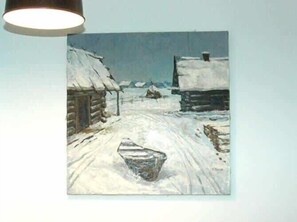 Eine Zeichnung einer verschneiten Landschaft mit einer Holzhütte und einem mit Schnee bedeckten Weg.