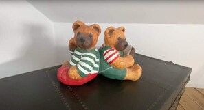 Zwei Teddybären sitzen auf einem schwarzen Koffer.
