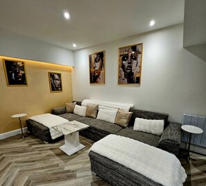 TV - Perth city centre accommodation,2 minutes to the concert hall  and museum (Perth)