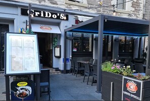 Outdoor dining - Perth city centre accommodation,2 minutes to the concert hall  and museum (Perth)
