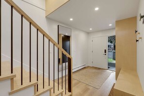 Interior - Modern 4 Bedroom with large outdoor spaces - 15 mins to downtown (Vancouver)