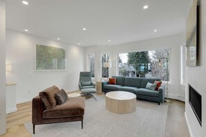 Living area - Modern 4 Bedroom with large outdoor spaces - 15 mins to downtown (Vancouver)