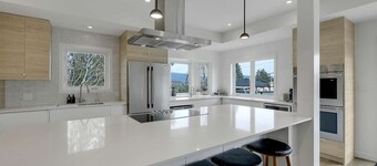 Modern 4 Bedroom with large outdoor spaces - 15 mins to downtown