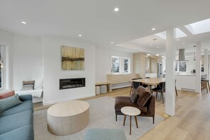 Living area - Modern 4 Bedroom with large outdoor spaces - 15 mins to downtown (Vancouver)