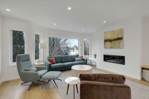 Living area - Modern 4 Bedroom with large outdoor spaces - 15 mins to downtown (Vancouver)