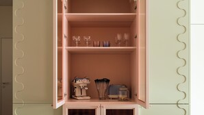 Eine Küche mit offenen Schränken, die Geschirr und Geräte ausstellt.