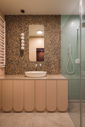 Dusche, Haartrockner, Handtücher, Seife