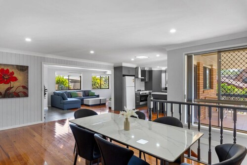 Forster 8BR home, free parking, near shop & beach