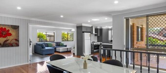 Forster 8BR home, free parking, near shop & beach
