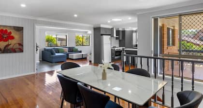 Forster 8BR home, free parking, near shop & beach