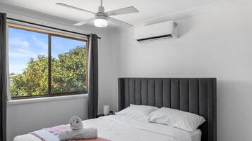 5 bedrooms, desk, WiFi