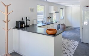Coffee/tea maker, fridge, microwave, stovetop - Awesome home in Erslev with WiFi (Erslev)