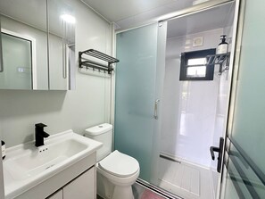 Secadora de cabello, toallas, jabón, papel de baño 