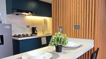 Leilighet – superior, balkong, byutsikt | Eget kjøkken